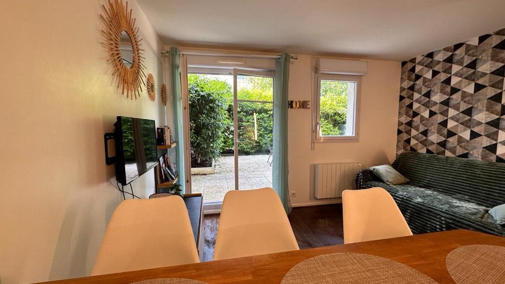 T2 Rez De Jardin - Disneyland Paris 6 Min