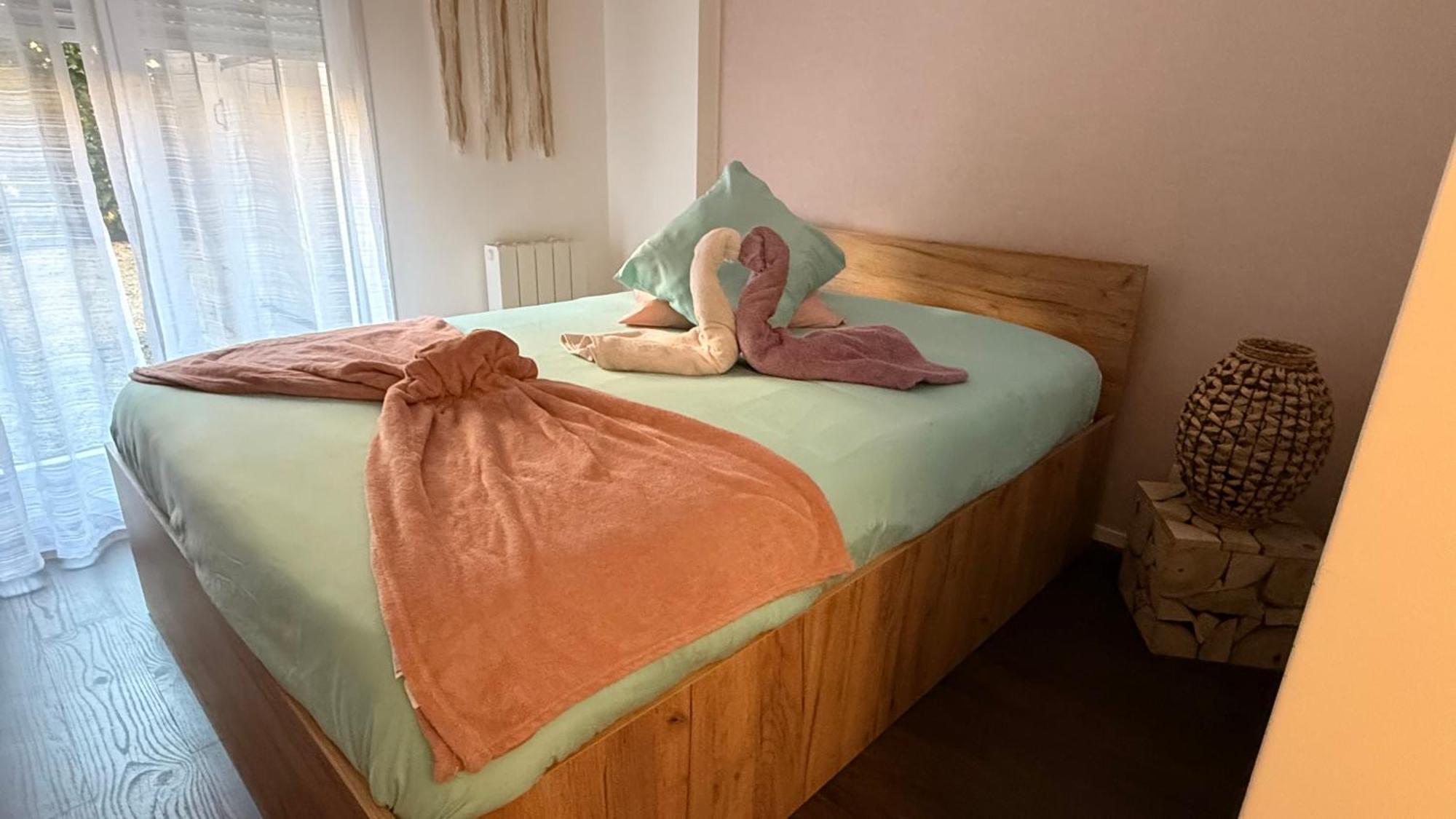 T2 Rez De Jardin - Disneyland Paris 6 Min